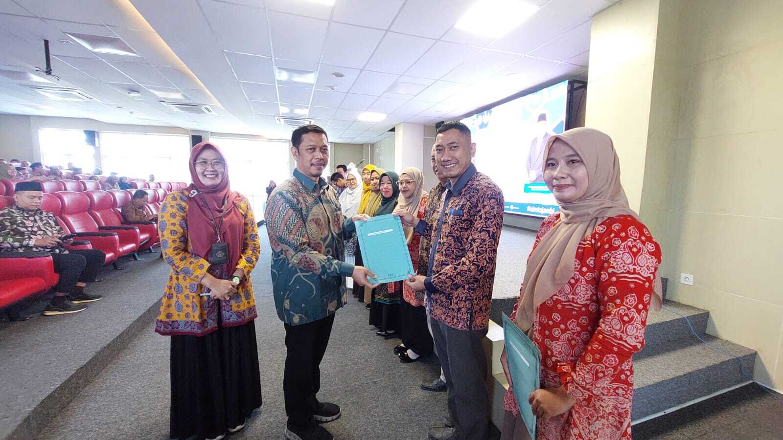 LPM Serahkan 73 Sertifikat Pendidik untuk Dosen UIN STS Jambi