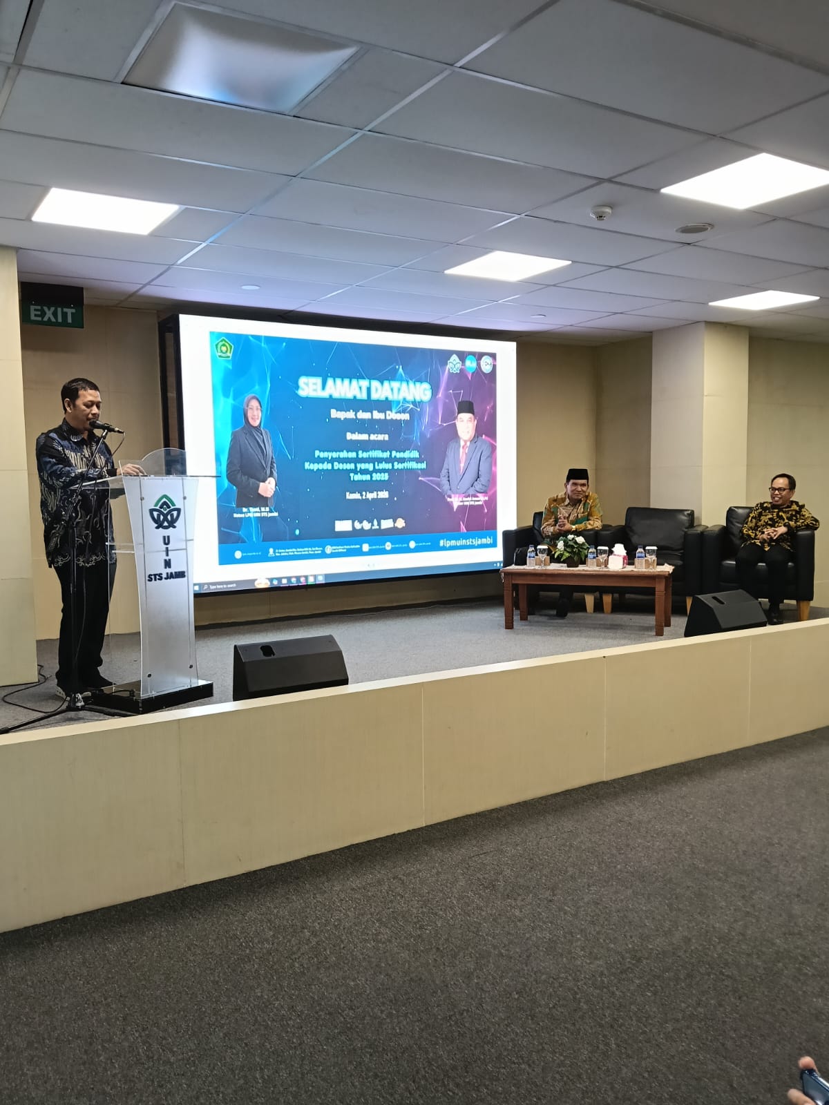 LPM Serahkan Sertifikat Serdos kepada 90 Dosen UIN Jambi