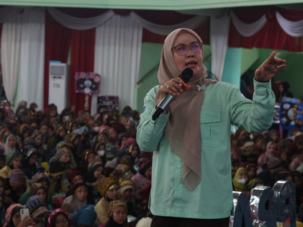 Dr. Tanti Sampaikan Materi Visi, Misi Universitas dan Budaya Akademik kepada Mahasiswa Baru UIN Jambi