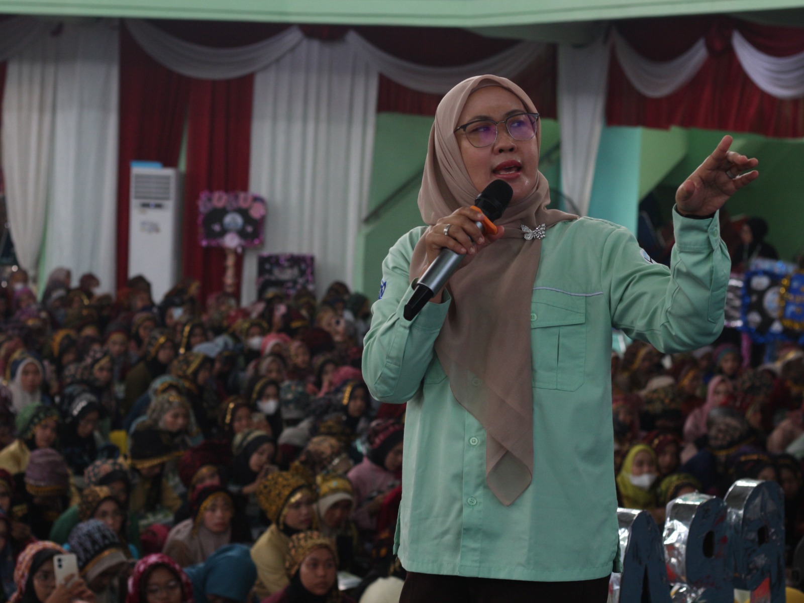 Dr. Tanti Sampaikan Materi Visi, Misi Universitas dan Budaya Akademik kepada Mahasiswa Baru UIN Jambi